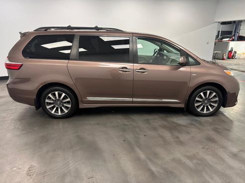 Used 2018 Toyota Sienna XLE w/ XLE Navigation Package image 8