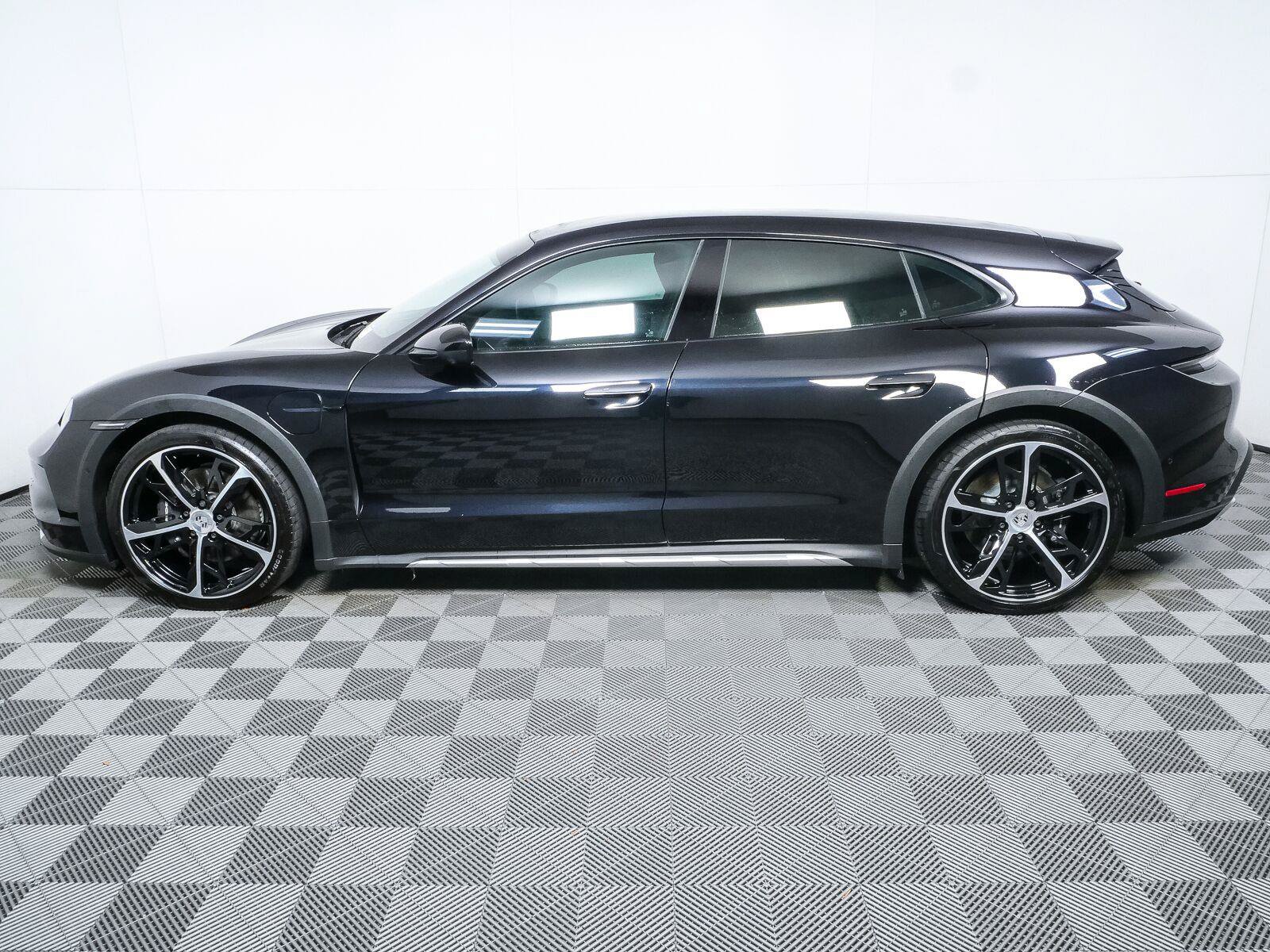 Certified 2025 Porsche Taycan 4 Cross Turismo AWD/4WD image 2