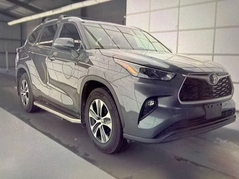 Used 2023 Toyota Highlander XLE FWD image 1