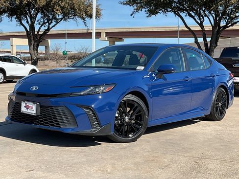 Used 2025 Toyota Camry SE image 2