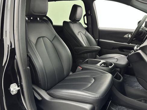 Used 2025 Chrysler Pacifica Select image 38