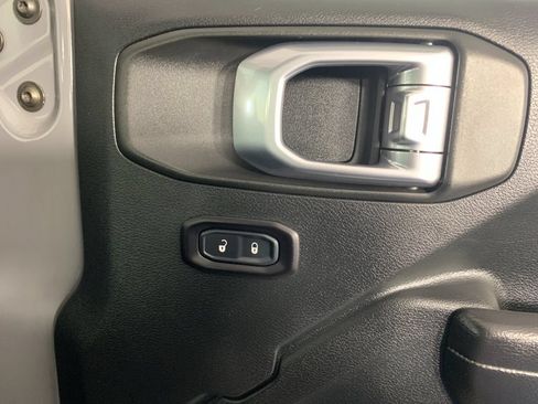 Used 2018 Jeep Wrangler Unlimited Rubicon w/ Cold Weather Group AWD/4WD image 38