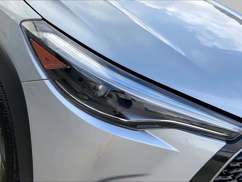 Used 2025 Toyota Corolla Cross XLE w/ Convenience Package FWD image 28