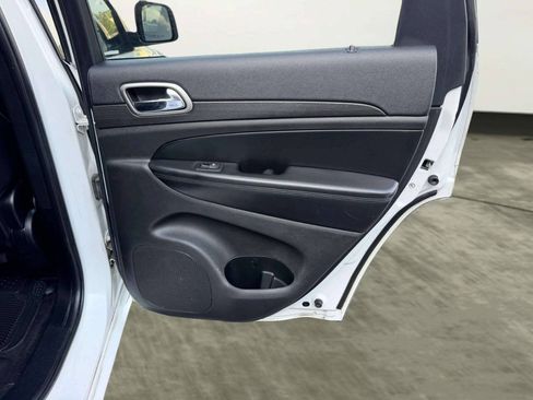 Used 2017 Jeep Grand Cherokee Altitude AWD/4WD image 23