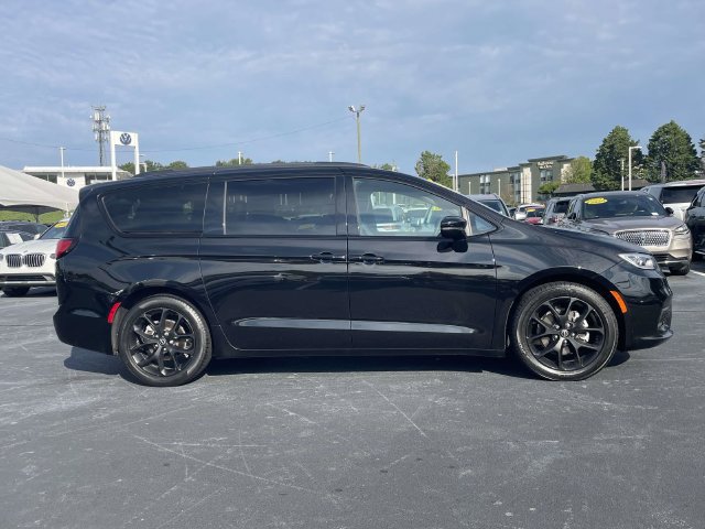 Used 2025 Chrysler Pacifica Limited FWD image 8
