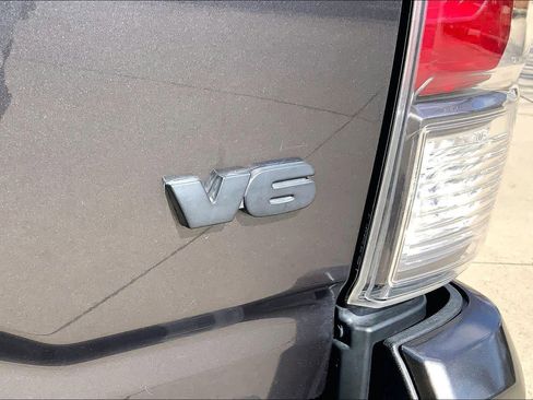 Used 2022 Toyota Tacoma TRD Off-Road w/ Technology Package image 9