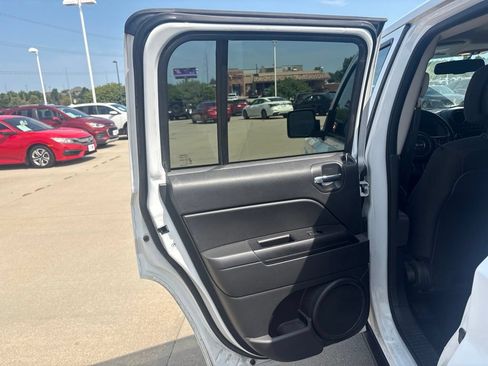 Used 2014 Jeep Patriot Latitude AWD/4WD image 28