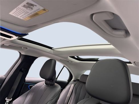 Used 2025 Mercedes-Benz E 350 4MATIC Sedan image 29