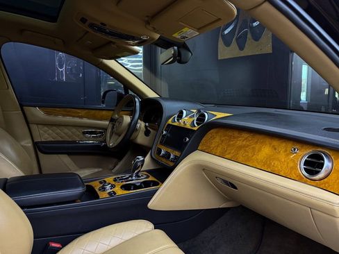 Used 2017 Bentley Bentayga image 25