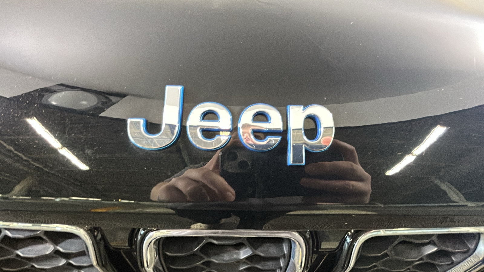 Used 2023 Jeep Grand Cherokee Overland w/ Luxury Tech Group IV AWD/4WD image 10