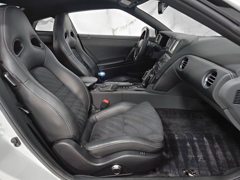 Used 2015 Nissan GT-R Premium image 3