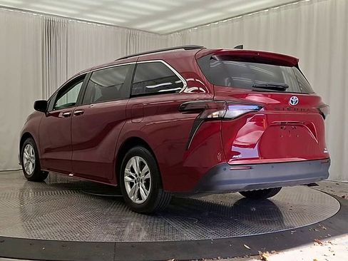 Certified 2024 Toyota Sienna XLE image 9