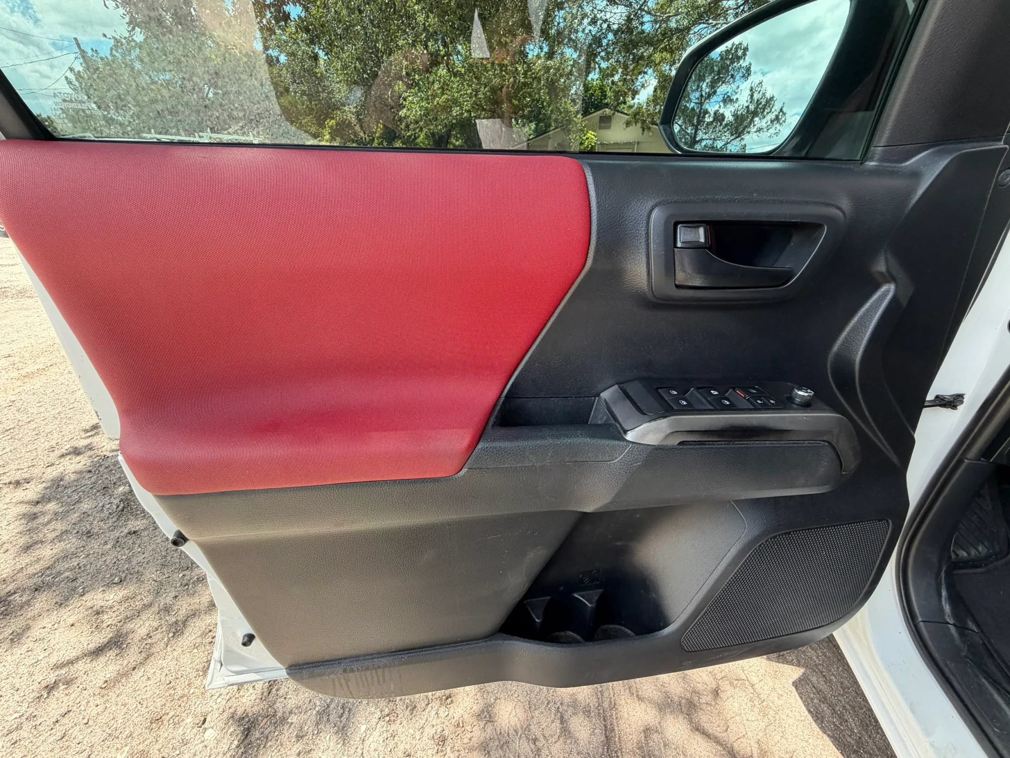 Used 2018 Toyota Tacoma SR5 AWD/4WD image 32