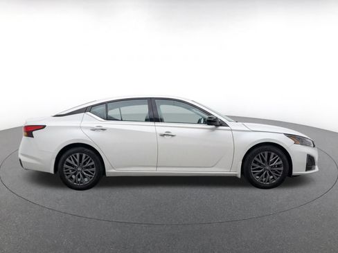 Used 2025 Nissan Altima 2.5 SV FWD image 8