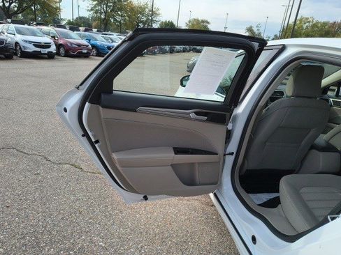 Used 2018 Ford Fusion SE image 12