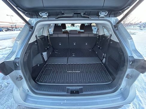 Used 2023 Toyota Highlander LE image 29
