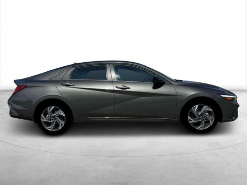 New 2025 Hyundai Elantra SEL image 9