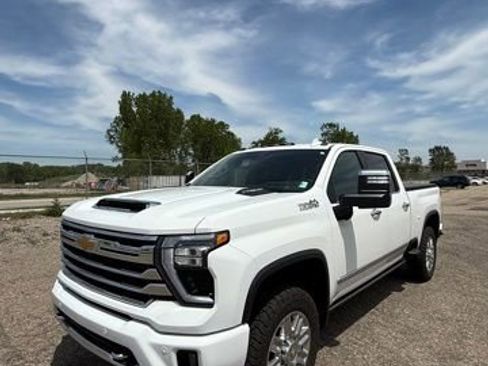 Used 2025 Chevrolet Silverado 2500 High Country w/ Technology Package AWD/4WD image 3