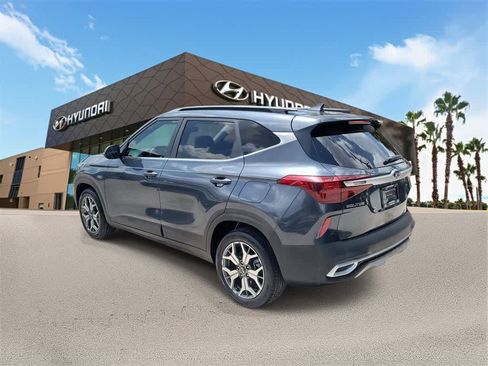 Used 2021 Kia Seltos EX image 2