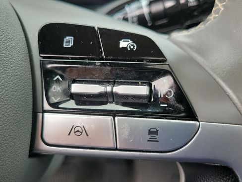 Used 2025 Hyundai Elantra SEL FWD image 23