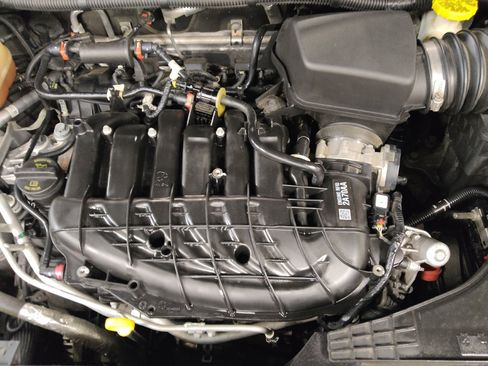 Used 2021 Chrysler Voyager Lxi FWD image 30