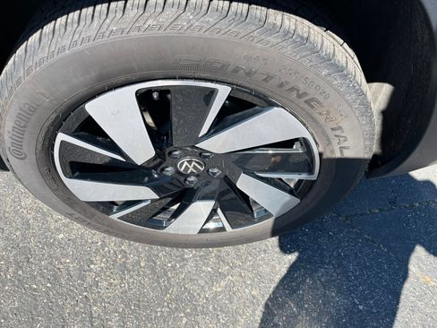 Used 2025 Volkswagen Atlas Cross Sport SE AWD/4WD image 32