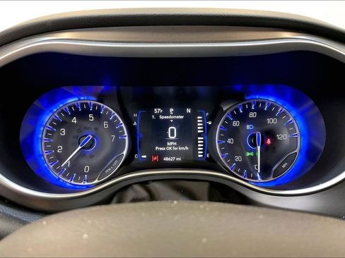Used 2020 Chrysler Pacifica Touring w/ Cold Weather Group FWD image 14