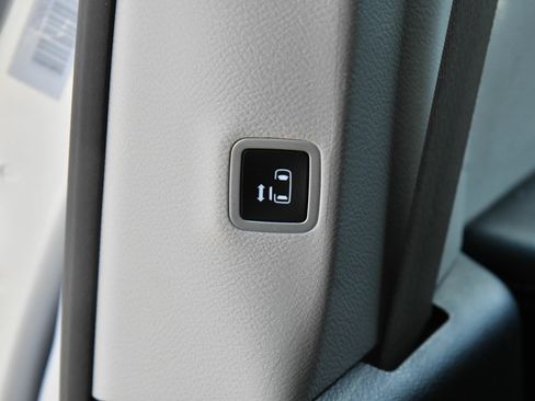 Used 2023 Chrysler Voyager LX FWD image 39