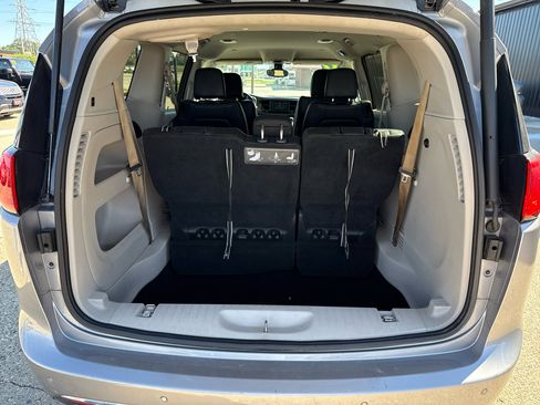 Used 2017 Chrysler Pacifica Touring-L image 12