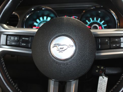 Used 2013 Ford Mustang Coupe RWD image 18