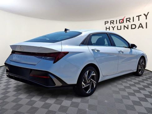 Used 2025 Hyundai Elantra SEL FWD image 4