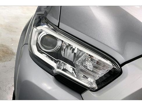 Used 2018 Toyota Tacoma SR5 image 28