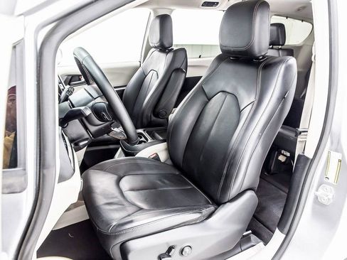 Used 2020 Chrysler Pacifica Touring-L image 28