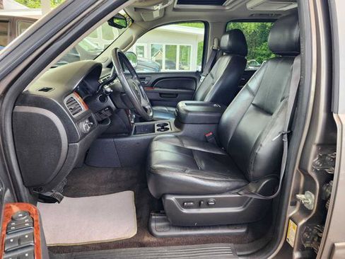 Used 2014 Chevrolet Suburban LT RWD image 11