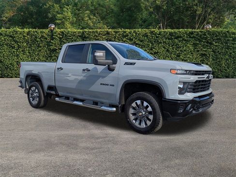 Used 2024 Chevrolet Silverado 2500 Custom w/ Custom Value Package image 2