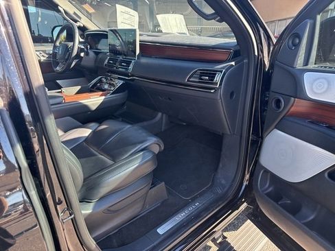 Used 2023 Lincoln Navigator Reserve image 12