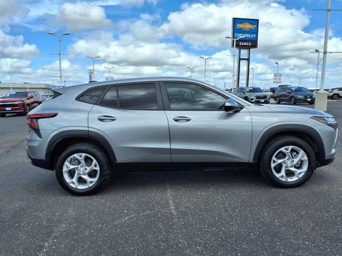 Used 2024 Chevrolet Trax LS w/ LS Convenience Package FWD image 8