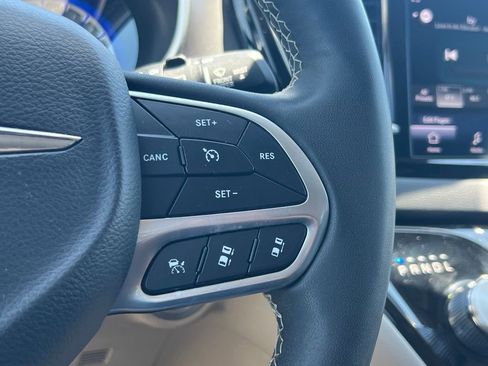 Used 2023 Chrysler Pacifica Touring-L FWD image 25
