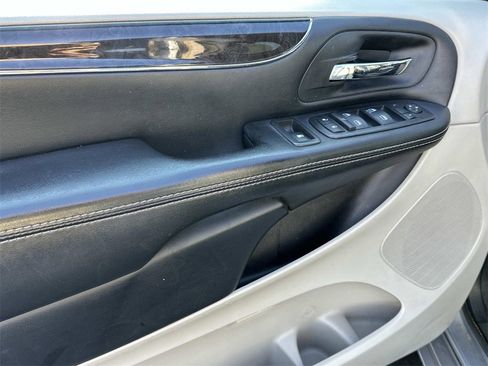 Used 2015 Chrysler Town & Country Touring-L w/ Driver Convenience Group image 16