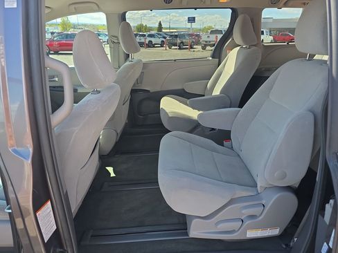 Used 2015 Toyota Sienna LE AWD/4WD image 23