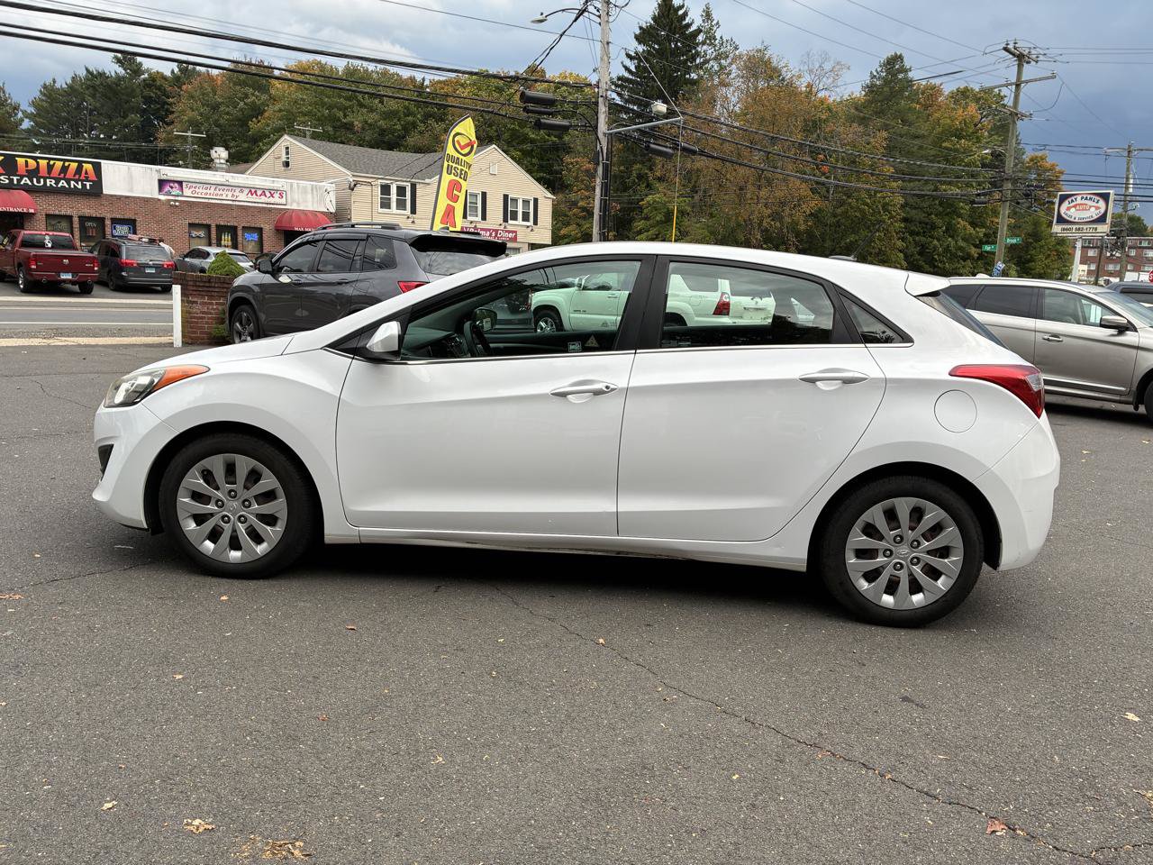 Used 2017 Hyundai Elantra GT FWD image 2