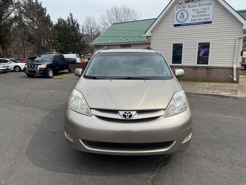 Used 2008 Toyota Sienna XLE 4dr Mini Van image 2