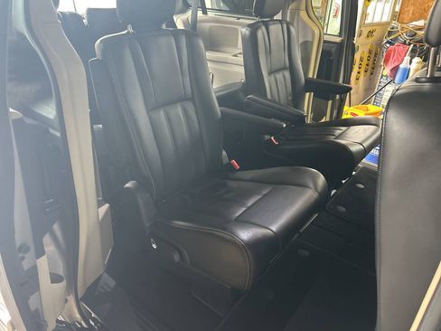 Used 2015 Chrysler Town & Country Touring FWD image 14