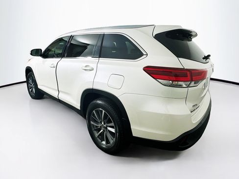 Used 2019 Toyota Highlander XLE AWD/4WD image 4
