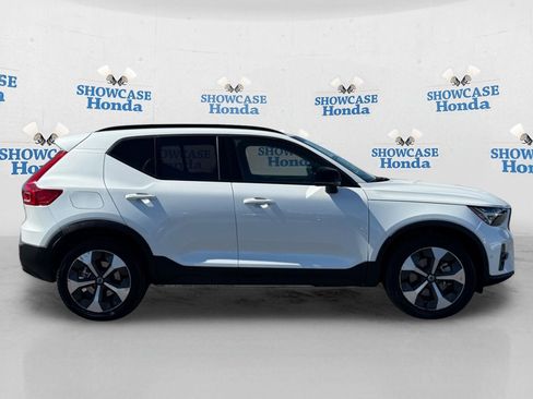 Used 2023 Volvo XC40 B4 Ultimate image 9