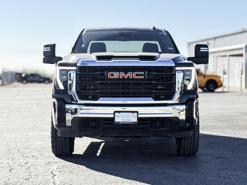 Used 2024 GMC Sierra 2500 Pro w/ Convenience Package image 2