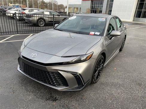 Used 2025 Toyota Camry SE image 4