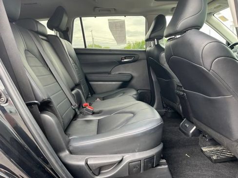 Used 2024 Toyota Highlander XLE AWD/4WD image 23