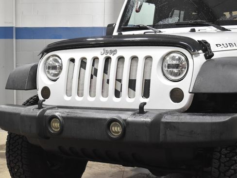 Used 2015 Jeep Wrangler Unlimited Rubicon w/ Connectivity Group image 24
