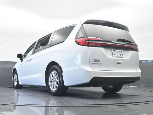 Used 2023 Chrysler Pacifica Touring-L image 60